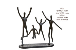 Jumping - Design Skulptur Familie aus Eisen mit Zitatanhänger