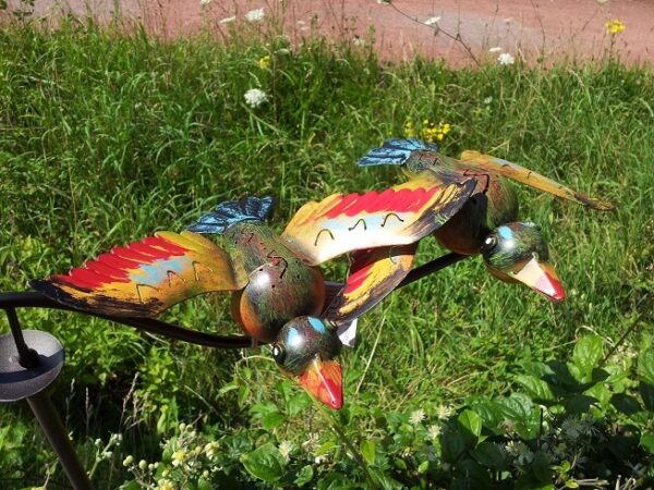 Vogel Windspiel Legoh - buntes Vogelpaar mit Glaskugel - Metall Balancer Gartenstecker ArtFerro