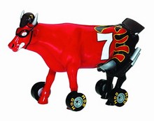 CowParade small Nascow Stockyard Racecow Mini Kuh Die "Hugs & Smooches" - Kuh ist eine kleine Cowparade Kuh, entworfen von Susan Rodney und veröffentlicht 2000 auf dem CowParade Art Event New York 2000. Das Motiv ist eine schwarze Kuh mit roten Akzenten und "XO" - Beschriftung.