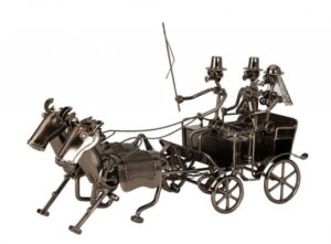 Schrauben Skulptur Hochzeitskutsche - Pferdekutsche mit Brautpaar aus Metall