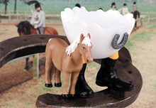 Original Speedy & Friends Eierbecher mit Reistiefel, Pferd/Pony/Hufeisen Reiter Eierbecher Pferd - Hotti, der Pferdefreund