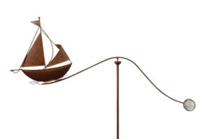 Windspiel Segelboot "Skipper" - Schiff Gartenpendel Metall Balancer mit Glaskugel - maritime Gartendeko