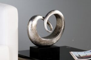 Dekofigur Herz - herzförmige Skulptur Heart- Liebessymbol Dekoobjekt auf Sockel