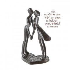 Heartbeat - küssendes Liebespaar Skulptur auf einem Herz stehend - Gusseisen mit Zitatanhänger