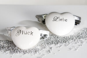 Porzellan Flügel Herz mit Schriftzug "Liebe" oder "Glück"