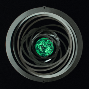 Strudel Glow 200 - Orbit Mobile Spirale Ringe Edelstahl Hochglanz poliert mit einer fluoreszierenden Glaskugel, Kugellagerwirbel und Haken