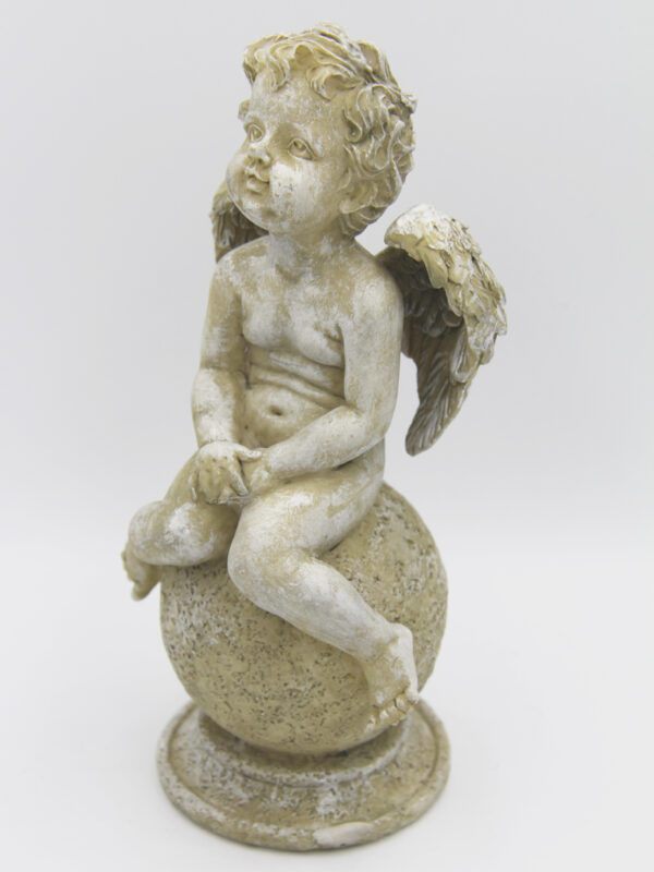 Engel auf Kugel sitzend - Engelsfigur Schutzengel Skulptur 16 cm seitenansicht