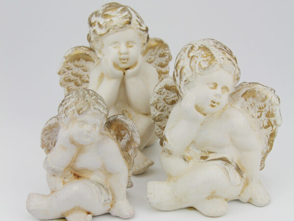 Engel sitzend - Putto mit Gold..