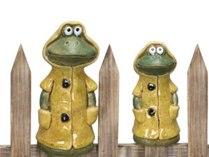 Keramik Zaunhocker Frosch im Regenmantel - Zaunfigur Enno im Ostfriesennerz