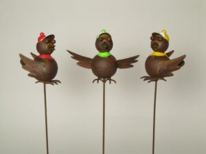 Vogel Gartenstecker aus Metall - Beetstecker, Gartendeko Vogel mit Cap und Tuch
